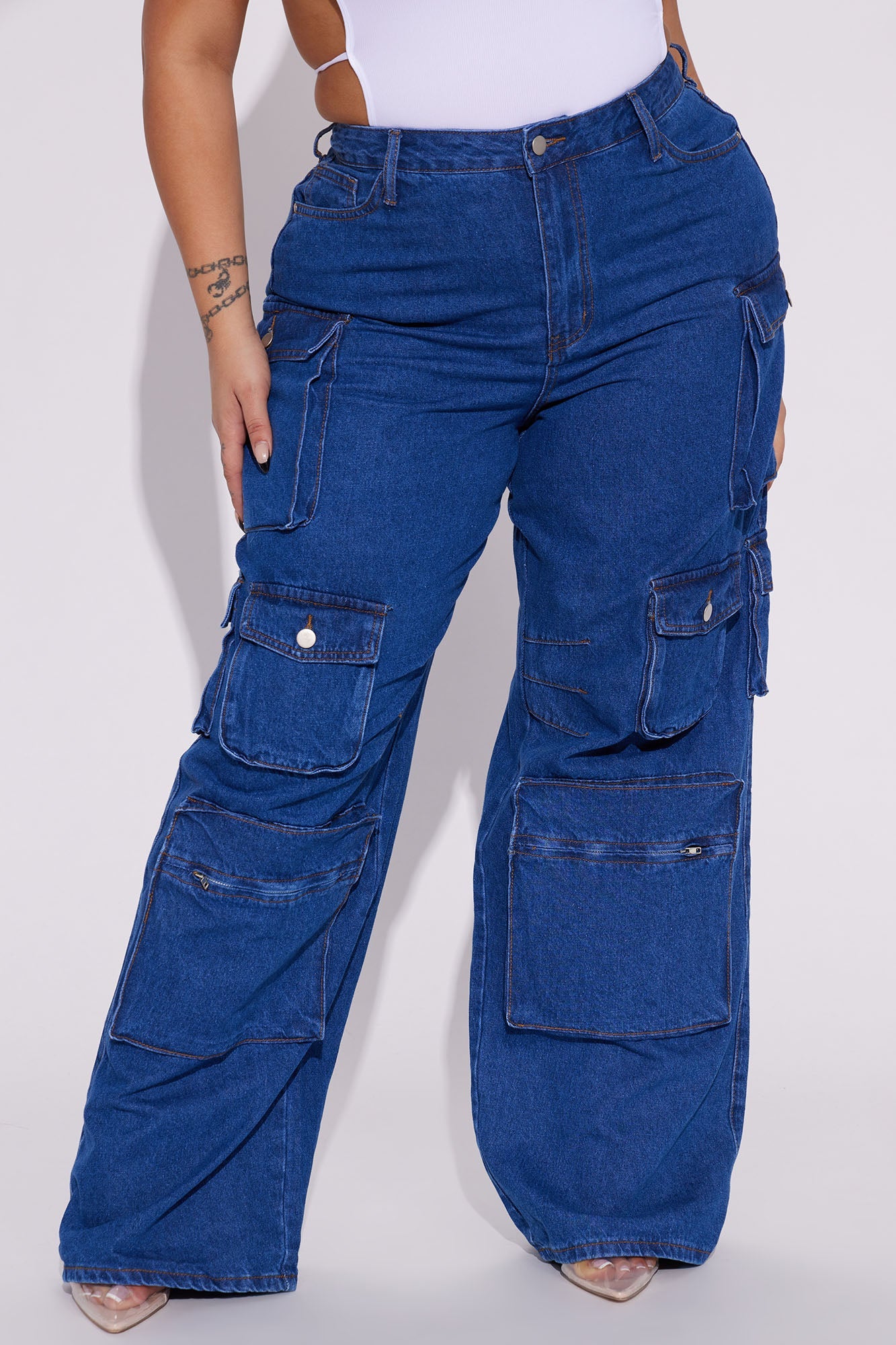 https://cdn.shopify.com/s/files/1/0293/9277/products/01-20-23Studio4_KF_AC_15-58-25_62_DT14_MediumBlueWash_R_0693_PLUS_MR.jpg?v=1674760260